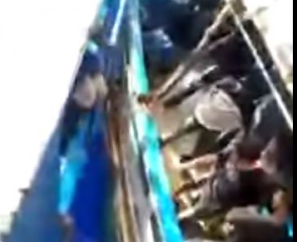شاهد بالفيديو : لحظة انتقال المهاجرين من "لانش" الى "قارب" في عرض البحر