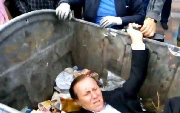 بالفيديو : متظاهرون أوكرانيون يلقون نائباً في حاوية القمامة !