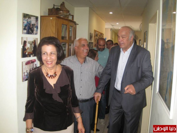 محافظ بيت لحم جبرين البكري يزور نادي المسنين التابع لمؤسسة لجان العمل الصحي ببيت ساحور