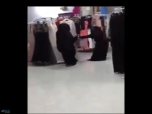 بالفيديو: سعوديتان تتشاجران "شجار فتيات" على قطعة ملابس في مركز تجاري