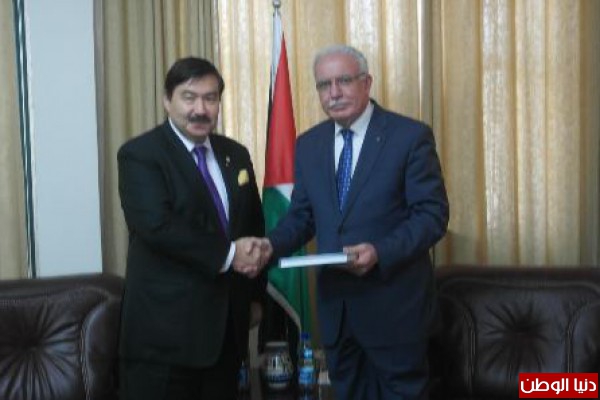 وزير الخارجية د.رياض المالكي يودع سفير كازاخستان بمناسبة انتهاء مهامه