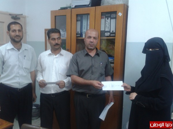 نقابة الاداريين بمحافظة خان يونس توزع مكافأة مالية للأخوة الاعضاء بمجع ناصر الطبي