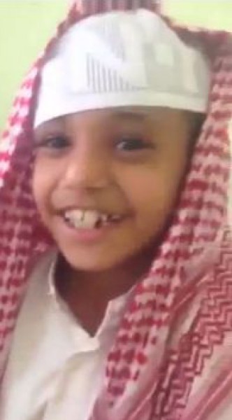 بالفيديو.. طالب ابتدائي سعودي يتغزل بصورة "فتاة" في كتاب "لغتي"