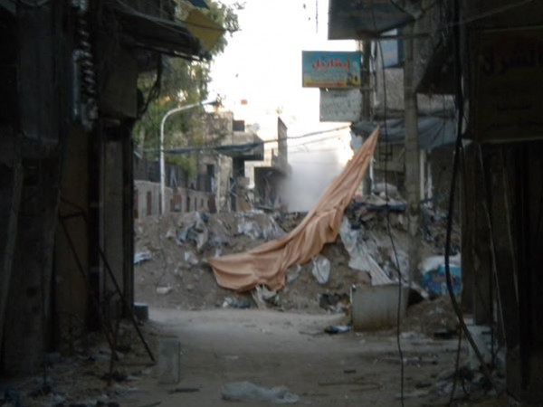 "قصف يستهدف مخيمي العائدين بحمص ومخيم اليرموك بدمشق، والأمن السوري يعتقل مسؤول