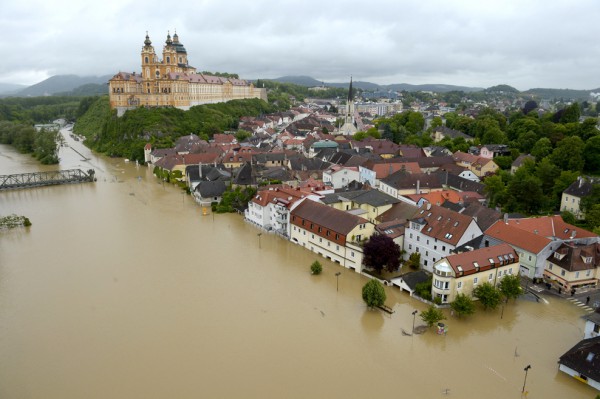 أوربا تغرق ..30 صورة تجمل فيضانات أوربا خلال الأعوام السابقة