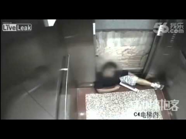 بالفيديو: لحظة مقتل طالب وقع عليه المصعد