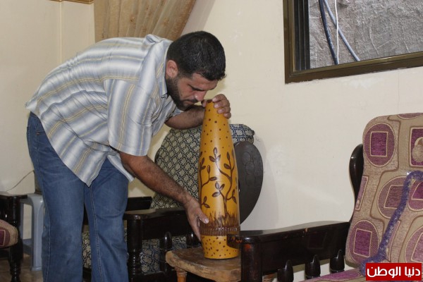 فلسطيني يستخدم مخلفات القذائف لتحويلها لتحف فنية