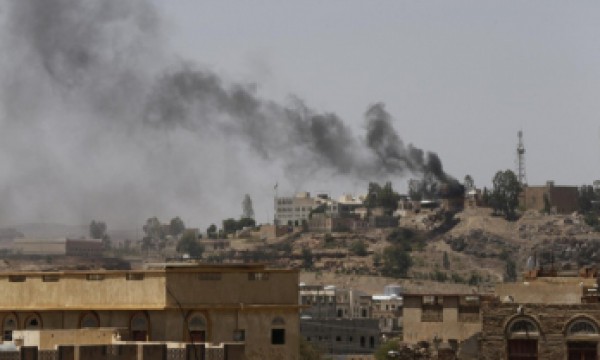 اليمن:مبنى التلفزيون يحترق بقصف الحوثيين
