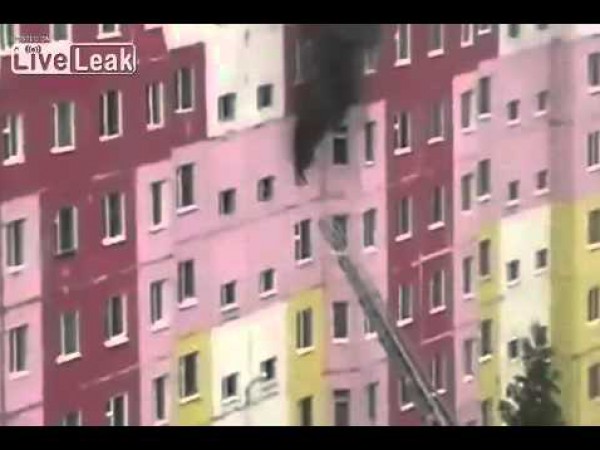 بالفيديو: لحظة سقوط فتاة من الطابق السابع بسبب خطأ منقذ