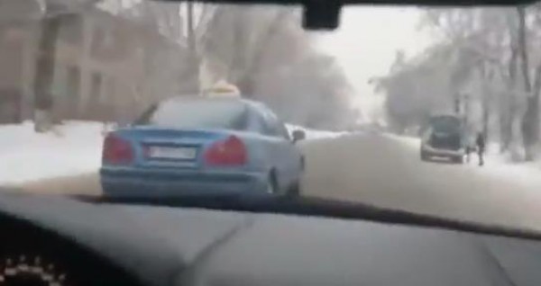 شرطي روسي يغامر بحياته للقبض على سائق تاكسي