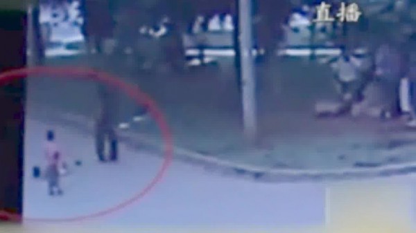 بالفيديو.. رجل  يضرب طفلاً في الخامسة من عمره بطريقة عنيفة ويهشم رأسه