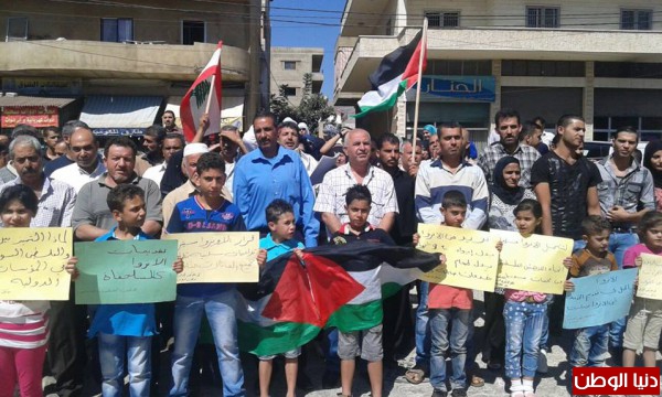 اعتصام جماهيري حاشد للفلسطينيين النازحين من سوريا احتجاجا على تقليص خدمات الانروا