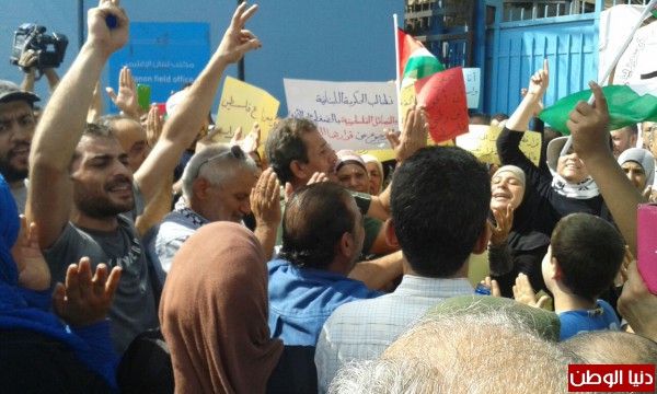 اعتصام امام الاونروا بسبب الاجراءات التعسفية بحق الفلسطينين النازحين من سوريا