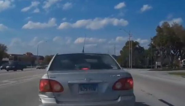 سائق يلوذ بالفرار بعدما صدمته سيارة من الخلف