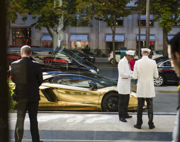 لامبورغيني مطلية بالذهب تحمل لوحة سعودية تخطف الأبصار في باريس