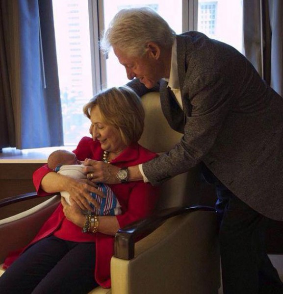 بيل وهيلارى كلينتون ينشران صورهما مع حفيدتهما الأولى