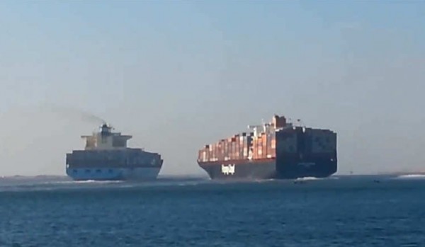 فيديو - تصادم بين سفينتي حاويات يوقف حركة الملاحة بقناة السويس