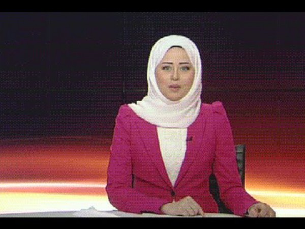 بالفيديو.. مذيعة الجزيرة تتعرض لموقف محرج على الهواء بسبب "استنساخ"