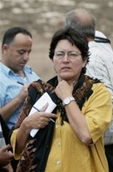 الطيبي: طرد الصحفية الإسرائيلية "هاس" من جامعة بيرزيت تصرف أعمى