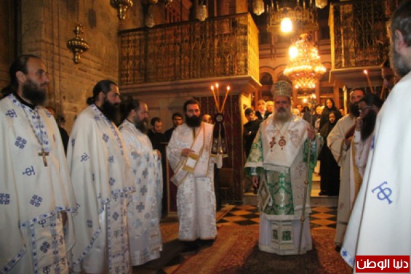 المطران عطاالله حنا يقيم قداسا احتفاليا داخل القبر المقدس في كنيسة القيامة في القدس