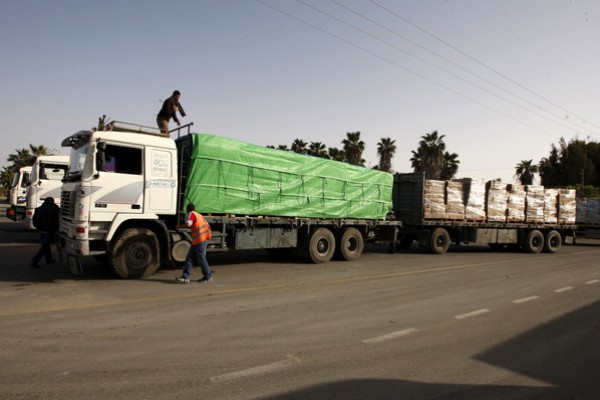 الاحتلال يسمح بإدخال 450 آلية معدات ثقيلة لغزة