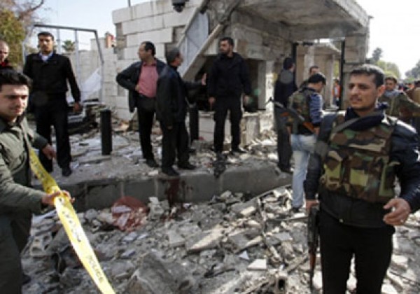 "ضحايا فلسطينيون جراء تفجيرات حمص وبراميل الطيران في خان الشيح"