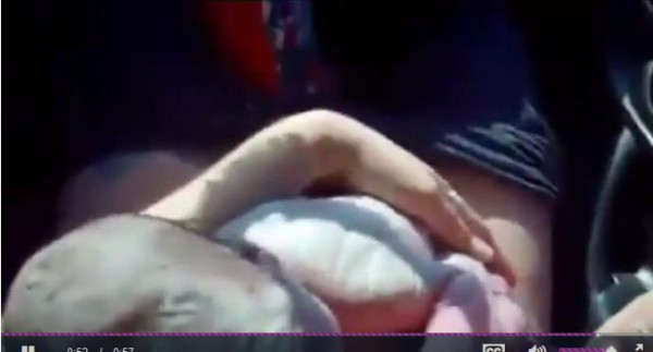 فيديو لا يصدق.. امرأة تلد في السيارة وزوجها مصدوم