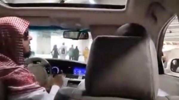 فيديو: حاج يرمي الجمرات من فتحه سقف المرسيدس الفاخرة