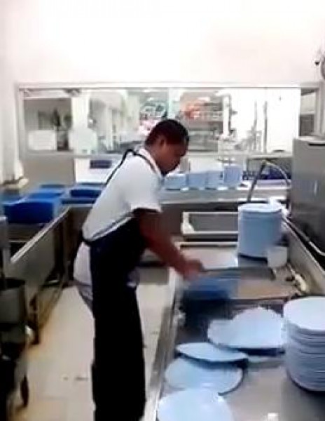شاهد أسرع رجل في تنظيف الأطباق