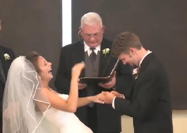عروس تفقد أعصابها يوم زفافها وتفرط في الضحك