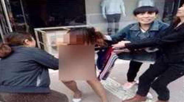 تعرية فتاة وضربها أمام الجميع في الشارع بسبب "الخيانة"
