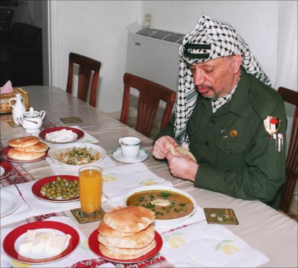 بالصور: رؤساء و ملوك ومشاهير أثناء تناول الطعام