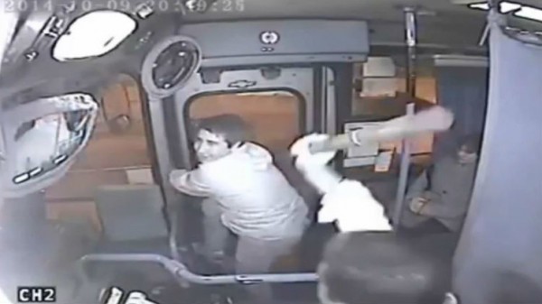 بالفيديو... يد لص تعلق في باب حافلة الى حين وصول الشرطة