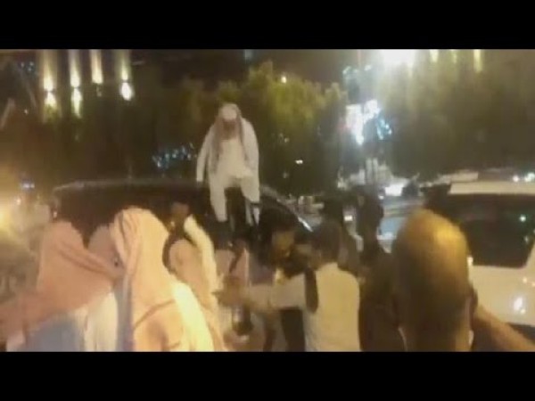 فيديو:  محاصرة عناصر الهيئة لشاب حاول الفرار منهم