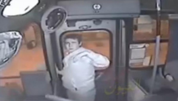 لص يعلق في باب الحافلة بعد سرقته ويتعرض للضرب من قبل الركاب
