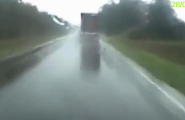 شاحنة كادت أن تنقلب بسبب الأمطار