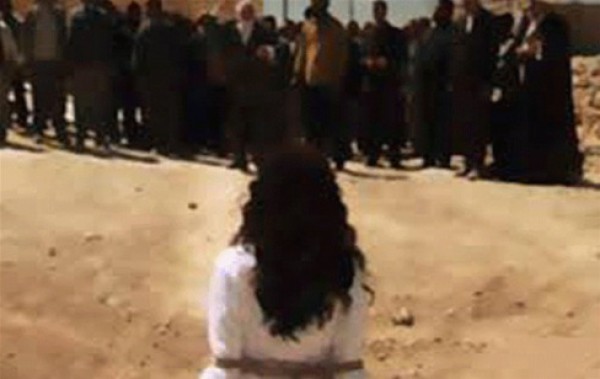 بالفيديو.. "داعش" يرجم امرأة بريف حماة بتهمة الزنا