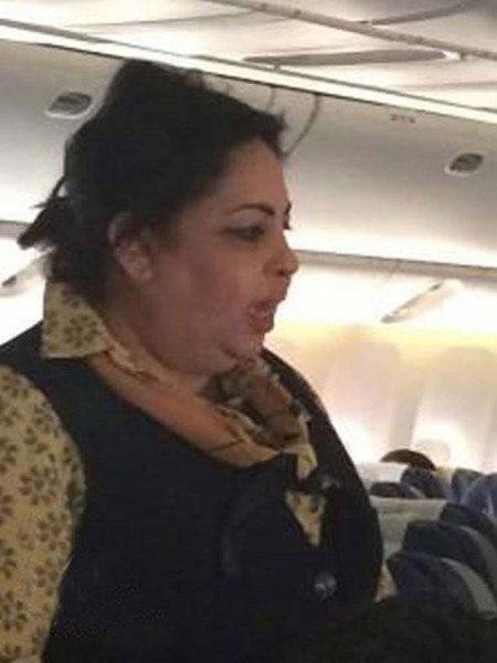 بالصور.. مضيفة مصرية تتحول لسخرية مواقع التواصل بسبب مظهرها.. وشاهد كيف كان رد ابنتها على المسافرين
