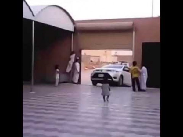 فيديو مؤلم .. سيارة تدهس طفلة داخل منزل أسرتها في جدة