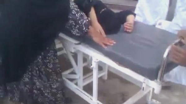 بالفيديو : امرأة تلد في الشارع بعد أن رفض المستشفى إدخالها .. وغضب واسع بين الناس