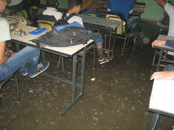 بالصور.. المياه تغمر الصفوف: معاناة الشتاء مع طلاب مدرسة بحي الشجاعية تضررت بالحرب الأخيرة