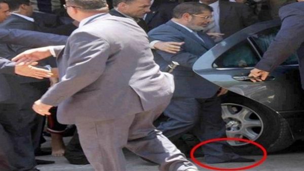 القصة الكاملة التى جعلت مرسى يخرج من المسجد حافيا