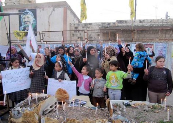 "فلسطينيون من سورية يعتصمون في لبنان احتجاجاً على قطع الأونروا مساعداتها عنهم"