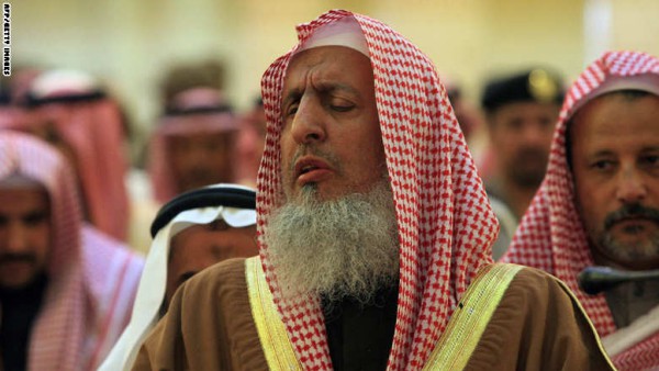 مفتي السعودية يهاجم "شر وبلاء وأكاذيب" تويتر.. ومغردون يسألون عن حكم حساب ولي العهد