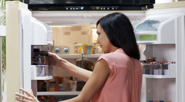 نصائح مفيدة لحفظ الأطعمة في الثلاجة لفترة أطول وكيفية تنظيفها