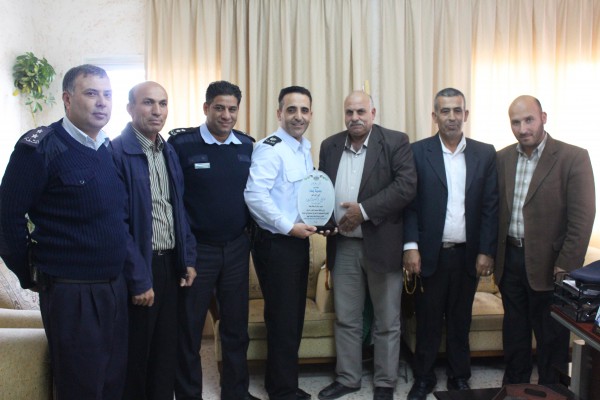 رئيس بلدية يطا يثمن جهود مدير وضباط وأفرد مركز الشرطة