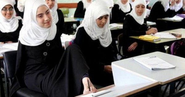 نشطاء يتداولون صورة لفتاة فلسطينية معاقة تكتب بقدمها