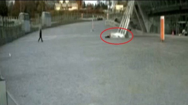 بالفيديو.. انهيار واجهة استاد زجاجية على بعد سنتميترات من سيدة