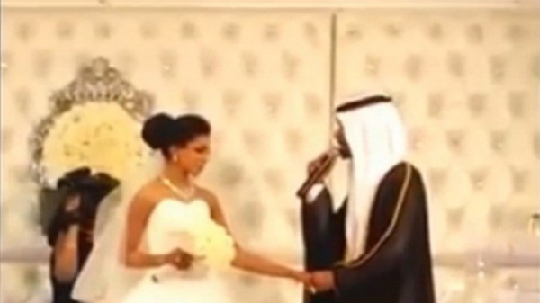 بالفيديو.. عريس كويتي يغني لعروسه ويشد انتباه 1,6 مليون مشاهد في أيام