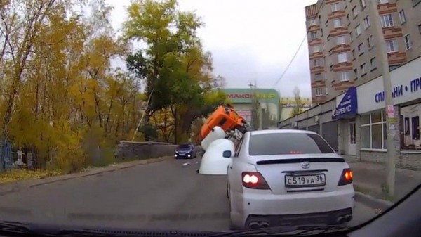 بالفيديو.. شارع يبتلع خلاط خرسانة في فورونيج الروسية
